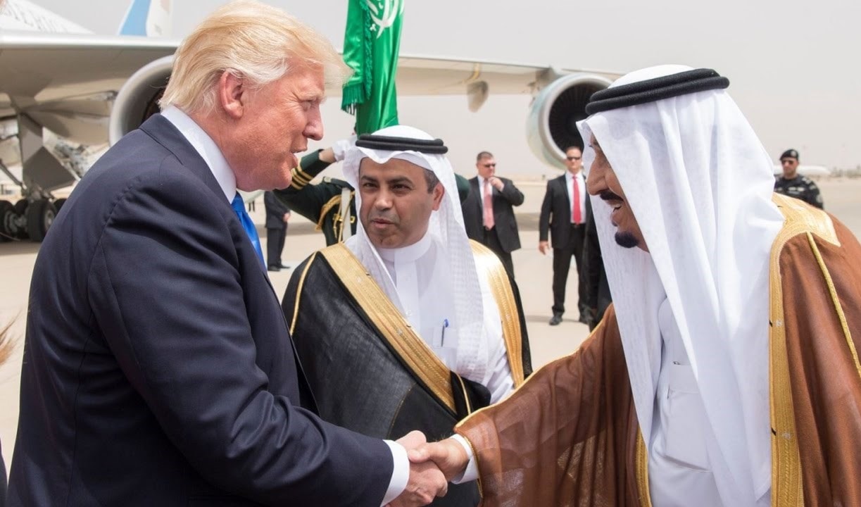 دونالد ترامب يغرد على تويتر في تصريحات هي الأولى له عن الخلاف بين قطر والسعودية دونالد ترامب يغرد على تويتر في تصريحات هي الأولى له عن الخلاف بين قطر والسعودية