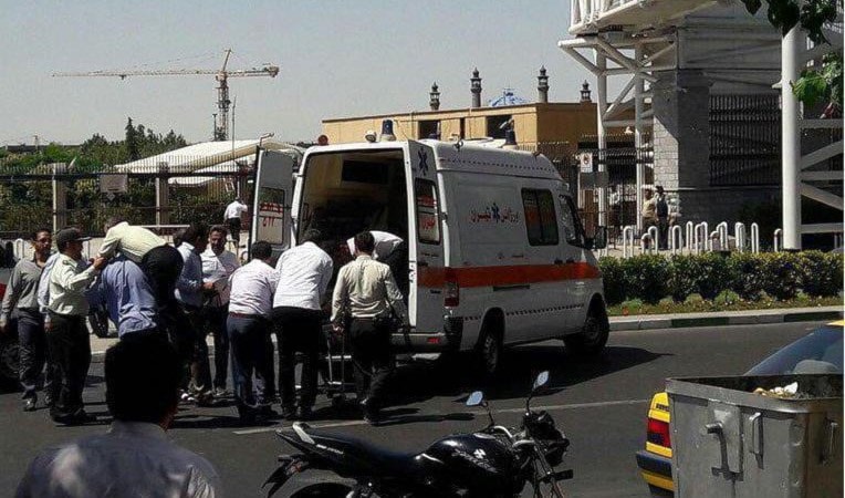 مسلحون يقومون بإطلاق النار على حراس البرلمان الإيراني ما أدى لمقتل أحد الحراس ووقوع عدد من الإصابات مسلحون يقومون بإطلاق النار على حراس البرلمان الإيراني ما أدى لمقتل أحد الحراس ووقوع عدد من الإصابات