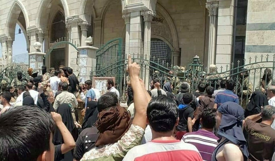 عناصر هيئة تحرير الشام يحاصرون مسجد السروجي والمصلين بداخله عناصر هيئة تحرير الشام يحاصرون مسجد السروجي والمصلين بداخله