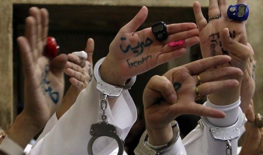 "نحن الآن تحت حُكم استبدادي بدأ عهده بمجزرة مروّعة، ويحتجز 60 ألف إنسان، ويُطلِق أحكام الإعدام وكأنه يُطقطق رقبته" "نحن الآن تحت حُكم استبدادي بدأ عهده بمجزرة مروّعة، ويحتجز 60 ألف إنسان، ويُطلِق أحكام الإعدام وكأنه يُطقطق رقبته"