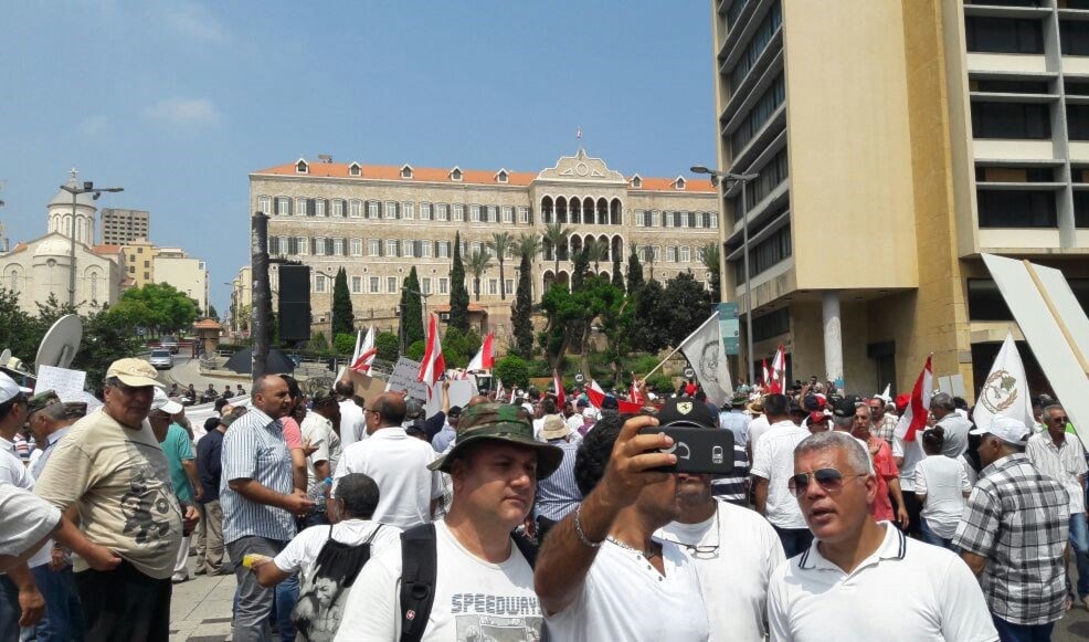 حشد من التظاهرات النقابية مقابل السراي الحكومي وسط العاصمة بيروت حشد من التظاهرات النقابية مقابل السراي الحكومي وسط العاصمة بيروت