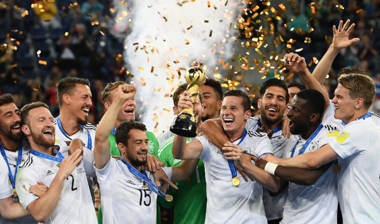 لاعبو ألمانيا خلال تتويجهم (أ ف ب) لاعبو ألمانيا خلال تتويجهم (أ ف ب)