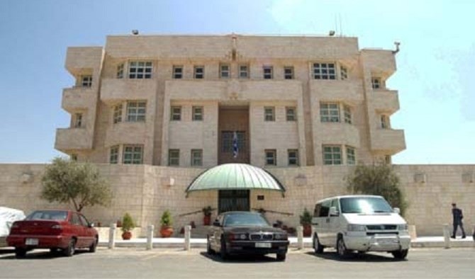 أعداد كبيرة من رجال الأمن الأردني تتواجد في محيط السفارة الإسرائيلية بعمان (أرشيف) أعداد كبيرة من رجال الأمن الأردني تتواجد في محيط السفارة الإسرائيلية بعمان (أرشيف)