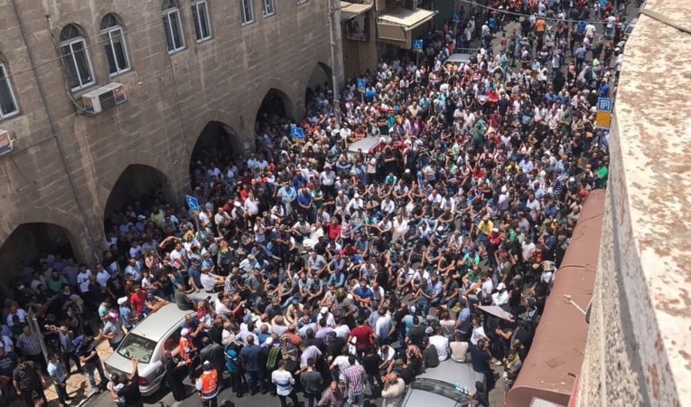 الفلسطينيون يواصلون الصلاة خارج المسجد الأقصى إلى حين قيام لجنة تابعة لها بتقييم الوضع فيه الفلسطينيون يواصلون الصلاة خارج المسجد الأقصى إلى حين قيام لجنة تابعة لها بتقييم الوضع فيه