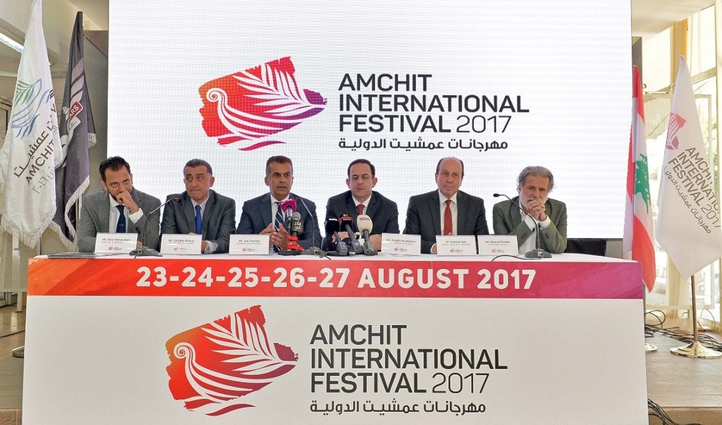 أركان المهرجان والفنان خليفة مع وزير السياحة قبل أن يغادر سريعاً أركان المهرجان والفنان خليفة مع وزير السياحة قبل أن يغادر سريعاً