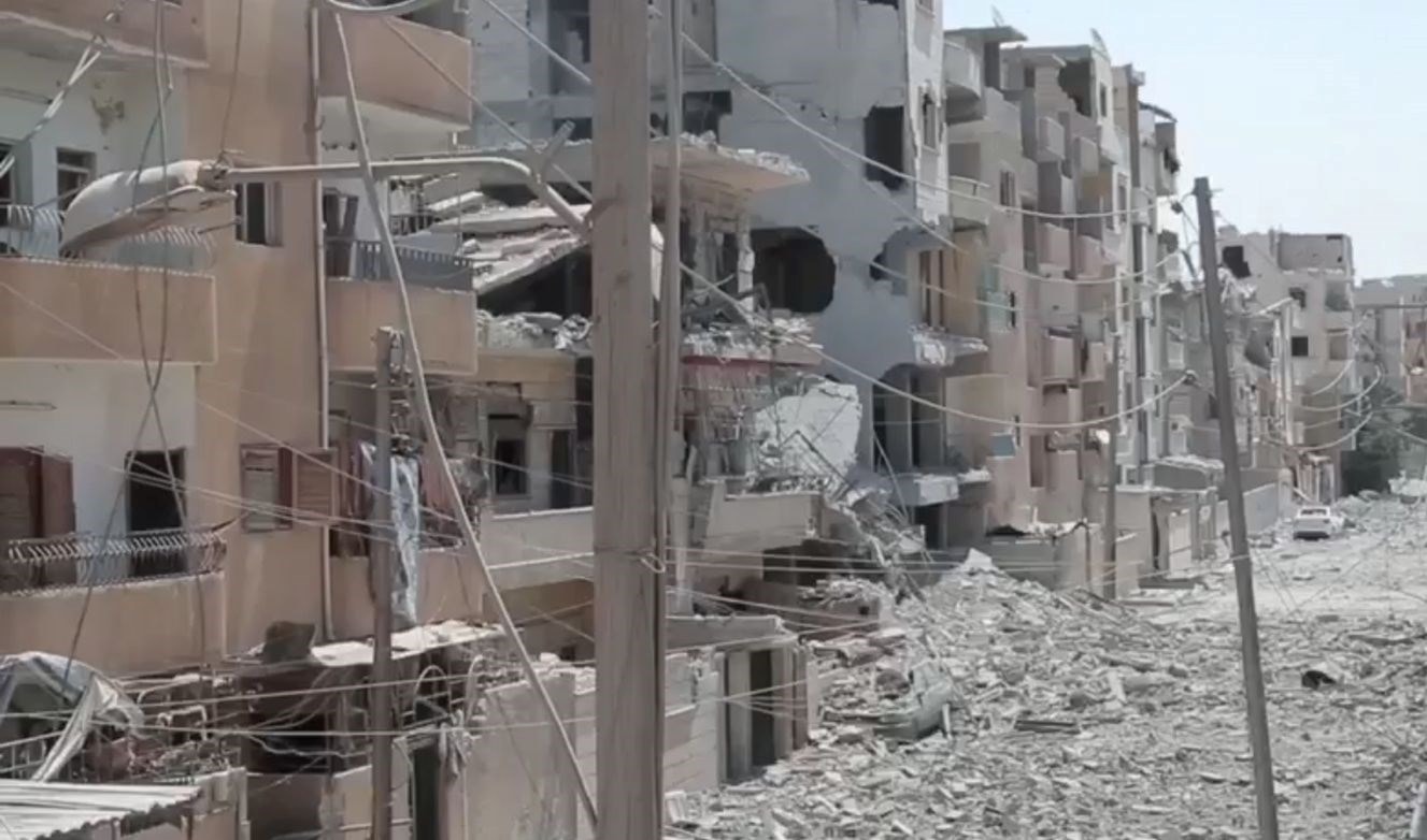 اسشتهاد أكثر من 40 مدنياً جراء قصف التحالف الدولي على مبنى سكني في حارة البدو في الرقة اسشتهاد أكثر من 40 مدنياً جراء قصف التحالف الدولي على مبنى سكني في حارة البدو في الرقة