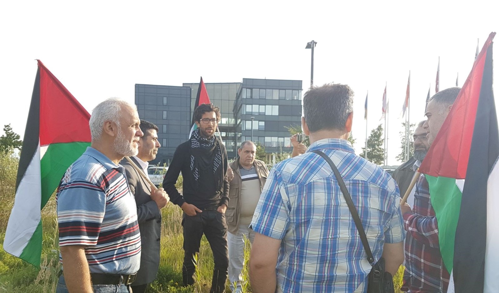 أمضى شباب فلسطينيون من هولندا وبرلين يوماً طويلاً مع بنجامين في ألمانيا أمضى شباب فلسطينيون من هولندا وبرلين يوماً طويلاً مع بنجامين في ألمانيا