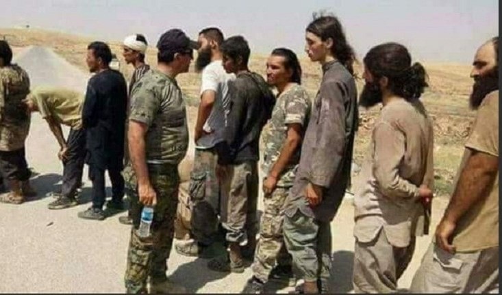 250 عنصراً مسلحاً من داعش يسلمون أنفسهم لقوات البيشمركة 250 عنصراً مسلحاً من داعش يسلمون أنفسهم لقوات البيشمركة