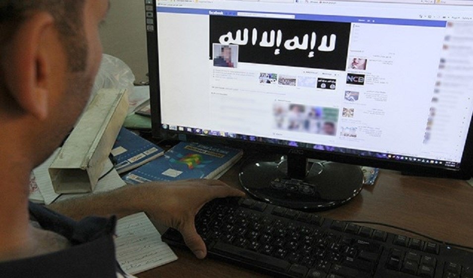 الموقوف اعترف بأنه تعرّف عن طريق موقع الفايسبوك على أحد كوادر تنظيم داعش في مخيم عين الحلوة الموقوف اعترف بأنه تعرّف عن طريق موقع الفايسبوك على أحد كوادر تنظيم داعش في مخيم عين الحلوة