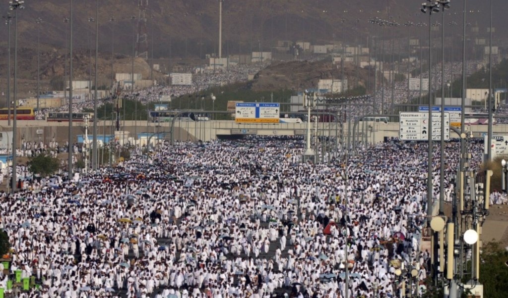 حجّاج بيت الله ينفرون إلى مزدلفة بعد وقوفهم في عرفات حجّاج بيت الله ينفرون إلى مزدلفة بعد وقوفهم في عرفات