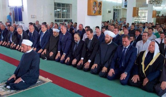 الأسد يؤدي صلاة العيد في القلمون الأسد يؤدي صلاة العيد في القلمون