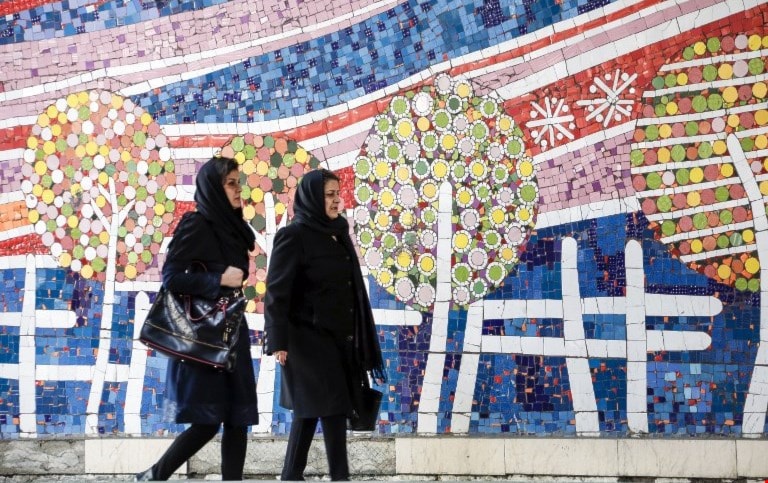 في إيران خليط سائر على حبل رفيع بين اليمين واليسار في إيران خليط سائر على حبل رفيع بين اليمين واليسار