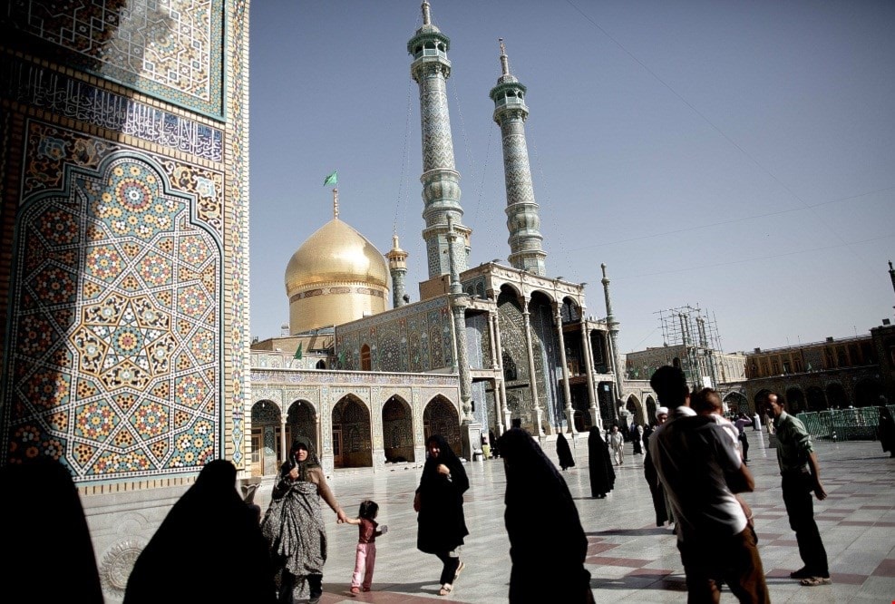 في قم مراجع تقليد يشكلون قوة ضغط ناعمة على هوامش المؤسسة الحاكمة لكنّها فولاذية القبضات في قم مراجع تقليد يشكلون قوة ضغط ناعمة على هوامش المؤسسة الحاكمة لكنّها فولاذية القبضات