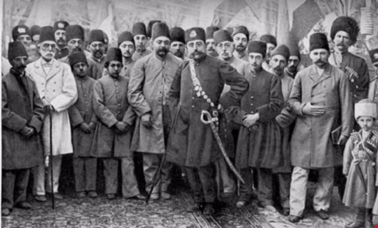 مهّد جموح القاجاريين البذخي والتفريطي الطريق لأول ثورة وضعت البلاد على سكة دستورية عام 1906 مهّد جموح القاجاريين البذخي والتفريطي الطريق لأول ثورة وضعت البلاد على سكة دستورية عام 1906