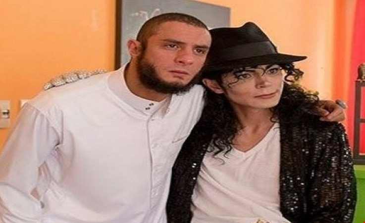 أحمد الفيشاوي في شخصية الشيخ جاكسون مع مايكل جاكسون أحمد الفيشاوي في شخصية الشيخ جاكسون مع مايكل جاكسون