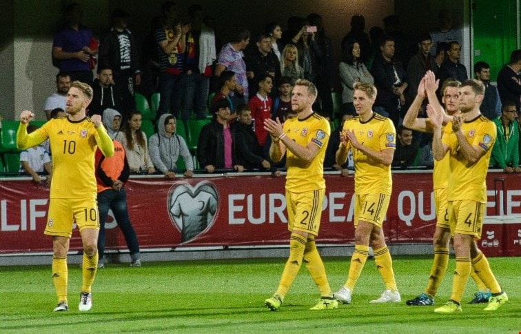 لاعبو ويلز يحتفلون بالفوز على مولدافيا (أ ف ب) لاعبو ويلز يحتفلون بالفوز على مولدافيا (أ ف ب)