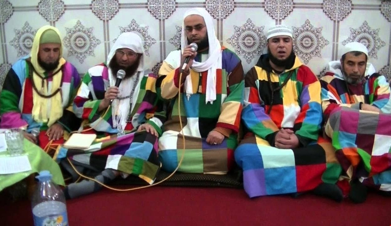 لباس الكركرية المُلفِت للانتباه هدفهم من ورائه هو البروز والظهور في أوساط المجتمع لباس الكركرية المُلفِت للانتباه هدفهم من ورائه هو البروز والظهور في أوساط المجتمع