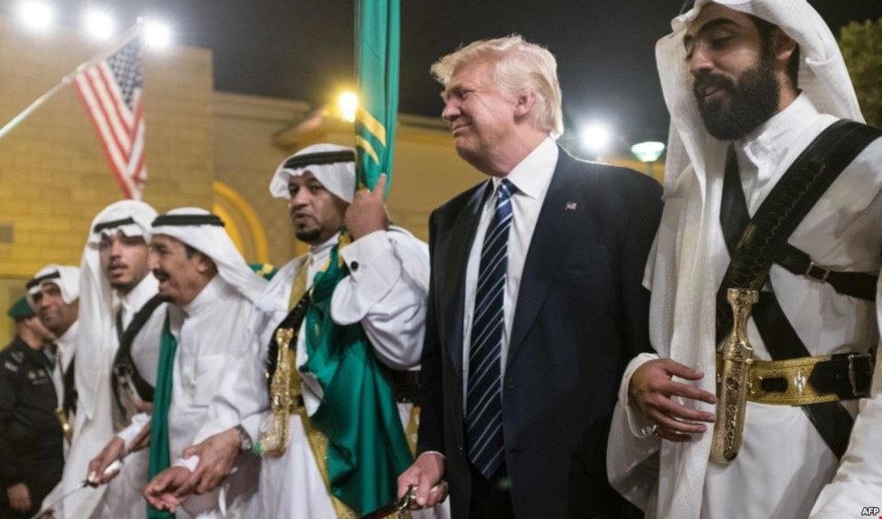 هذا زمن اختلت فيه المعايير وأضحى من يتبع في سياساته (واشنطن وتل أبيب) هو المدافع عن "العروبة" هذا زمن اختلت فيه المعايير وأضحى من يتبع في سياساته (واشنطن وتل أبيب) هو المدافع عن "العروبة"