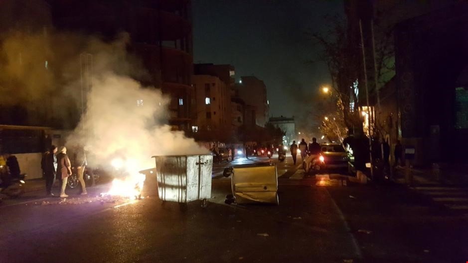 أحد مثيري الشغب يطلق النار على أفراد الشرطة الإيرانية في مدينة نجف أباد أحد مثيري الشغب يطلق النار على أفراد الشرطة الإيرانية في مدينة نجف أباد