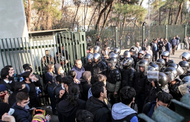 لا ثورة حقيقية تحظى بدعم الامبرياليين والرجعيين لا ثورة حقيقية تحظى بدعم الامبرياليين والرجعيين