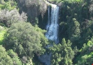 بجانب نبع عين السنديان عثر الوالد على فردة حذاء ابنته سعاد بجانب نبع عين السنديان عثر الوالد على فردة حذاء ابنته سعاد