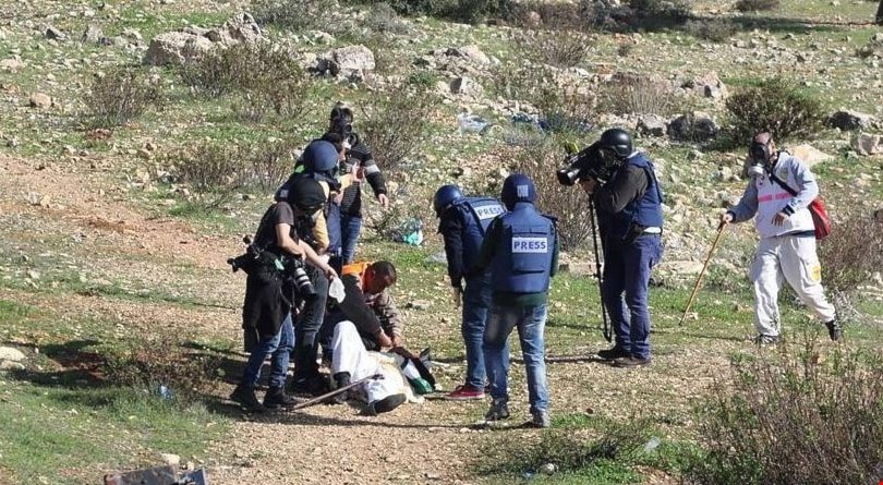 تصدى فلسطينيون ونشطاء أجانب لاعتداءات الاحتلال على تظاهرة تضامنية مع عهد التميمي تصدى فلسطينيون ونشطاء أجانب لاعتداءات الاحتلال على تظاهرة تضامنية مع عهد التميمي