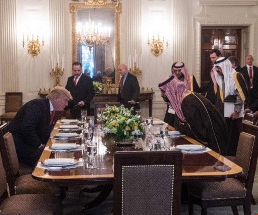ولي العهد السعودي والرئيس الأميركي خلال لقاء جمعهما في البيت في آذار مارس من العام الماضي (أ ف ب) ولي العهد السعودي والرئيس الأميركي خلال لقاء جمعهما في البيت في آذار مارس من العام الماضي (أ ف ب)