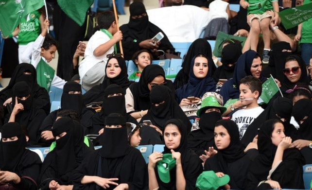 المرأة السعودية كان لها نصيب وافر من القرارات الرسمية التي اتخذت عام 2017 المرأة السعودية كان لها نصيب وافر من القرارات الرسمية التي اتخذت عام 2017