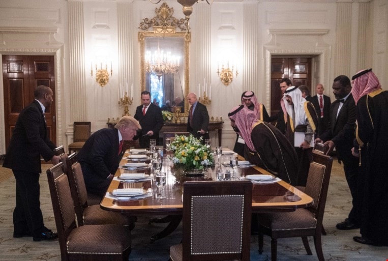 ولي العهد السعودي والرئيس الأميركي خلال لقاء جمعهما في البيت البيض في آذار مارس من العام الماضي (أ ف ب) ولي العهد السعودي والرئيس الأميركي خلال لقاء جمعهما في البيت البيض في آذار مارس من العام الماضي (أ ف ب)