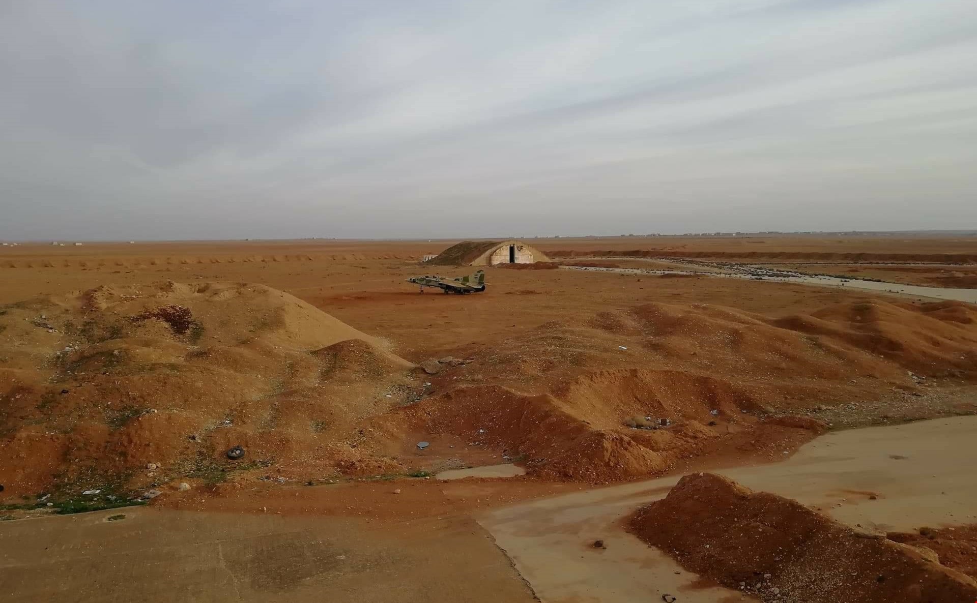 صورة بثها ناشطون لمطار أبو الضهور العسكري بعد سيطرة الجيش السوري عليه صورة بثها ناشطون لمطار أبو الضهور العسكري بعد سيطرة الجيش السوري عليه
