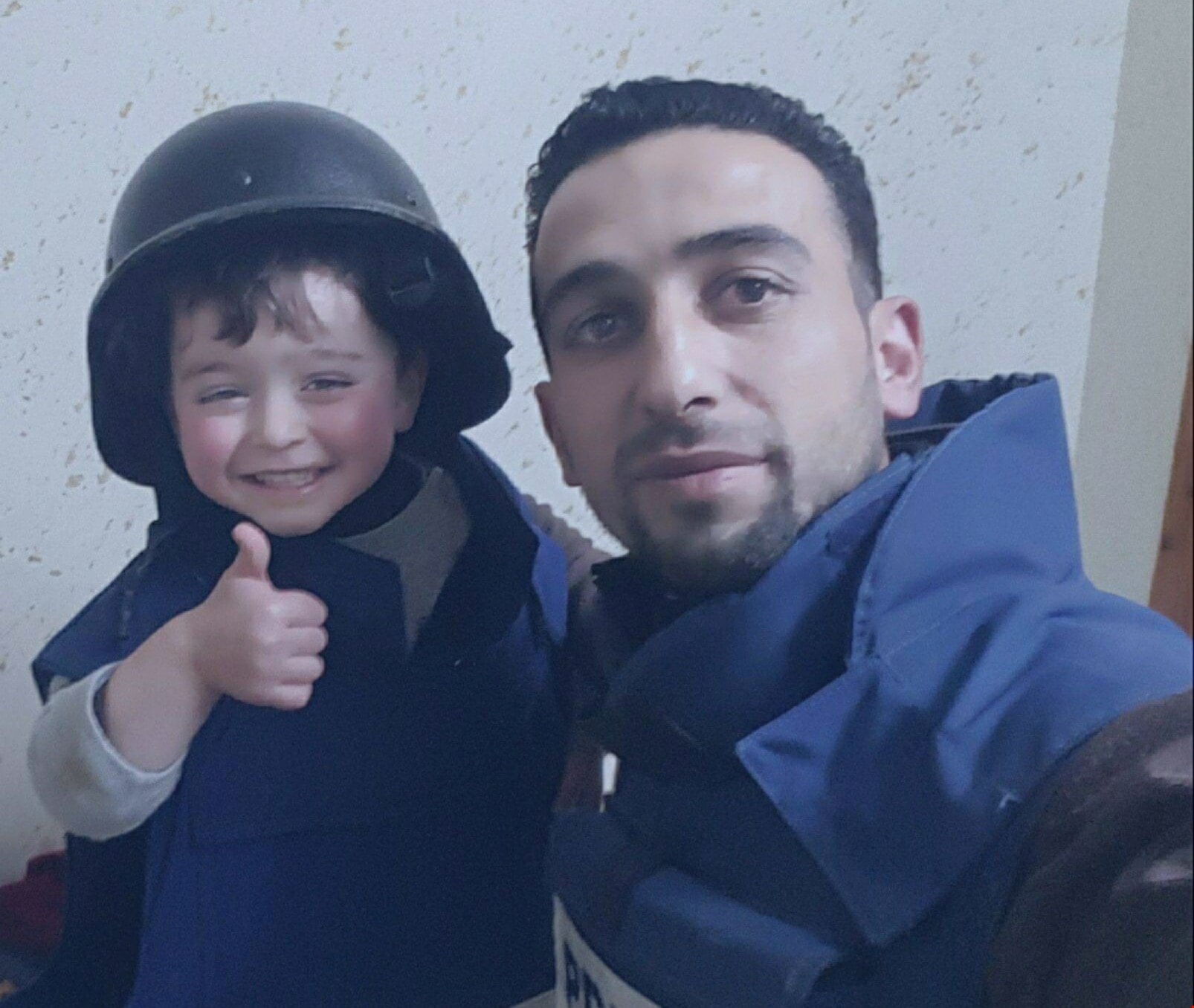 بدأت الفكرة بصورة لزياد مع أبيه وهو يلبس درع وخوذة الصحفيين بدأت الفكرة بصورة لزياد مع أبيه وهو يلبس درع وخوذة الصحفيين