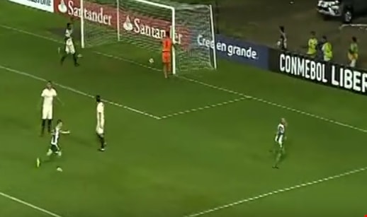 احتفل اللاعب بهدفه بطريقة غريبة احتفل اللاعب بهدفه بطريقة غريبة