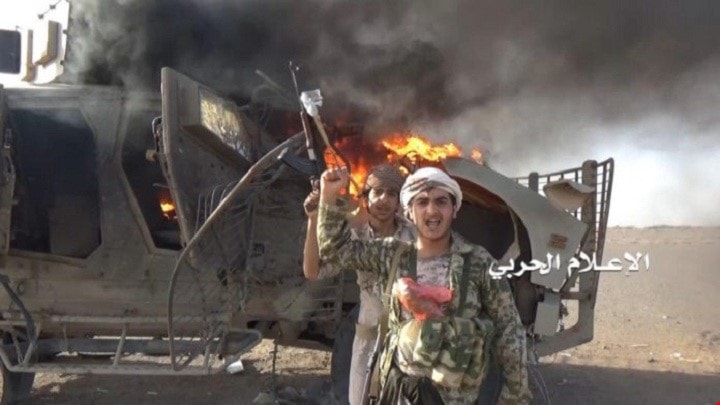 إحراق آلية تابعه لقوات هادي خلال عملية للجيش اليمني واللجان في الأجردي بمديرية الزاهر وسط اليمن إحراق آلية تابعه لقوات هادي خلال عملية للجيش اليمني واللجان في الأجردي بمديرية الزاهر وسط اليمن