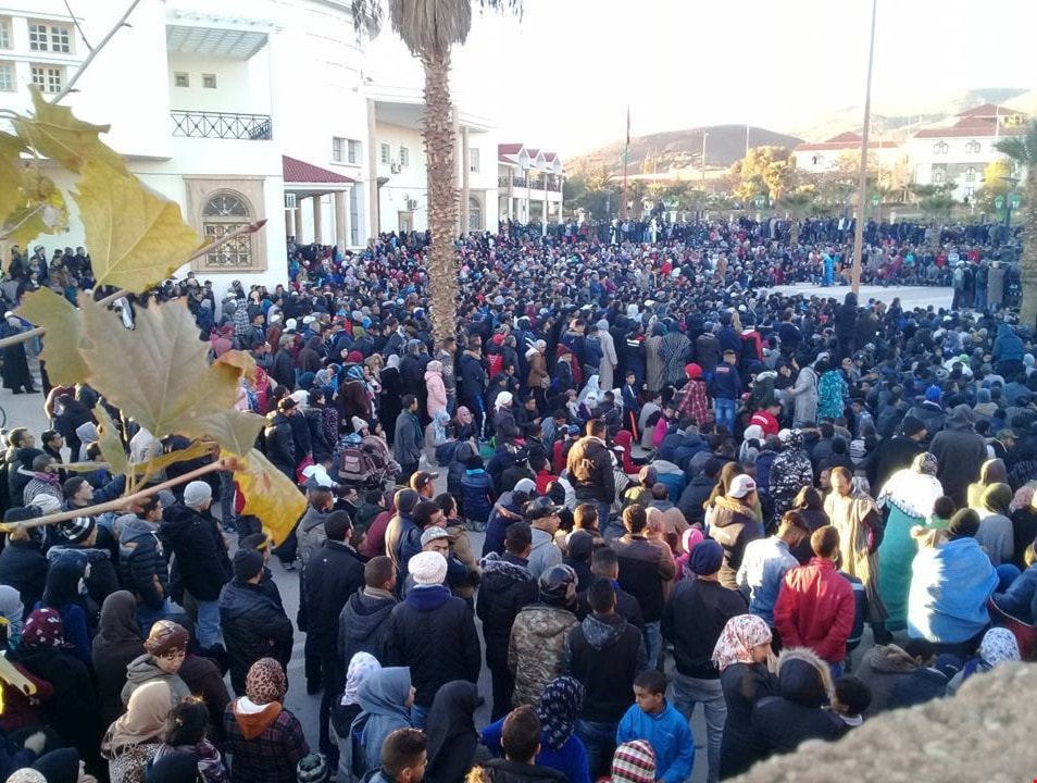 الآلاف من المحتجين بمدينة جرادة نظّموا وِقفة احتجاجية وسط المدينة عبّروا من خلالها عن رفضِهم لمخرجات الحوار الآلاف من المحتجين بمدينة جرادة نظّموا وِقفة احتجاجية وسط المدينة عبّروا من خلالها عن رفضِهم لمخرجات الحوار