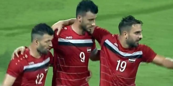 السومة محتفلاً بهدفه مع زملائه السومة محتفلاً بهدفه مع زملائه
