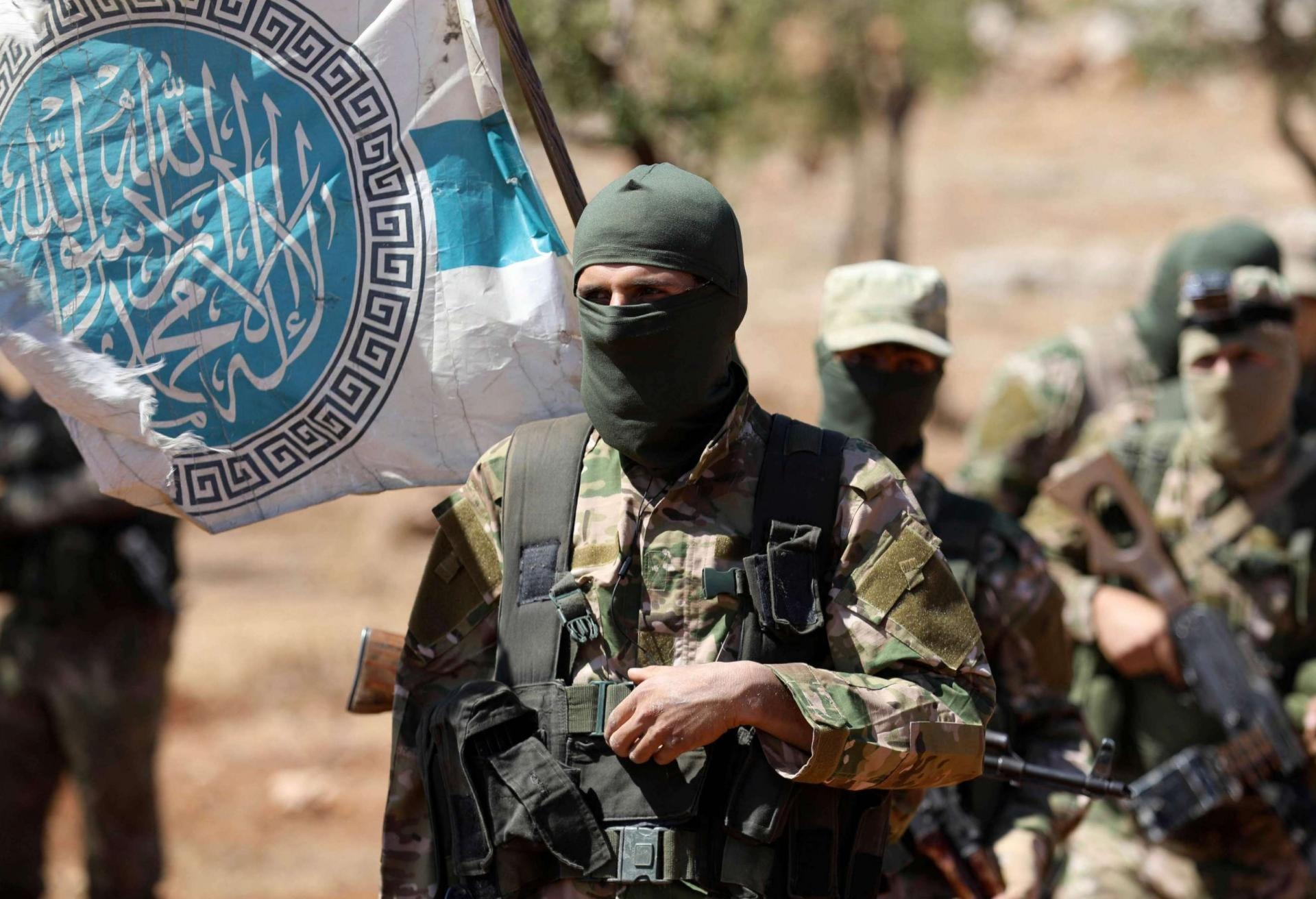 هيئة تحرير الشام هجرت عشرات الآلاف من المدنيين خلال هجماتها تحت مظلة "جيش الفتح" على مدن ادلب وأريحا وجسر الشغور هيئة تحرير الشام هجرت عشرات الآلاف من المدنيين خلال هجماتها تحت مظلة "جيش الفتح" على مدن ادلب وأريحا وجسر الشغور