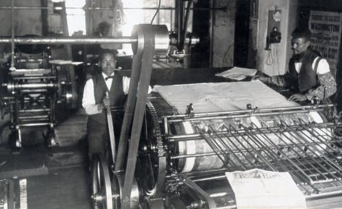 صورة تعود لعام 1899 لغرفة الأخبار في صحيفة "بلانيت" في ريشموند فرجينيا صورة تعود لعام 1899 لغرفة الأخبار في صحيفة "بلانيت" في ريشموند فرجينيا