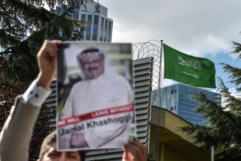 كان لا يزال الكاتب السياسي قبل اختفائه يحتفظ بعلاقات وطيدة مع أفراد في الأسرة الحاكمة وفي السلك الأمني كان لا يزال الكاتب السياسي قبل اختفائه يحتفظ بعلاقات وطيدة مع أفراد في الأسرة الحاكمة وفي السلك الأمني