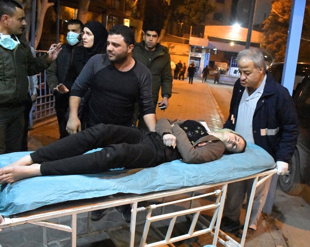 100 مصاب نتيجة سقوط قذائف للمسلحين تحمل مواد سامة على أحياء في حلب 100 مصاب نتيجة سقوط قذائف للمسلحين تحمل مواد سامة على أحياء في حلب