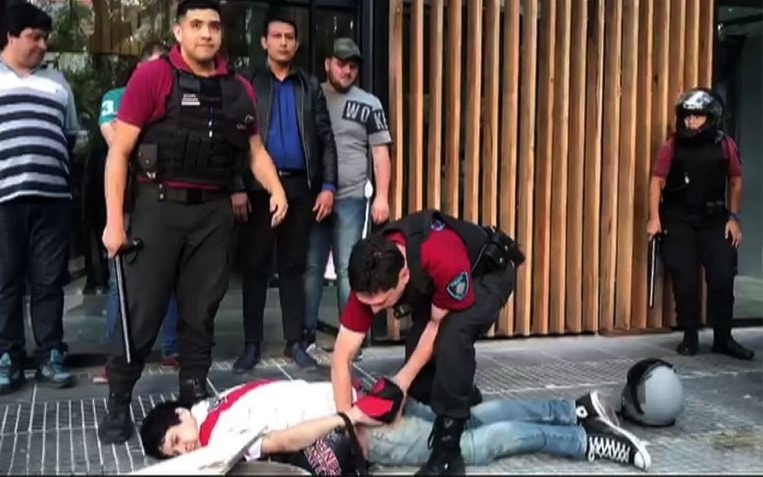 تعرضت حافلة بوكا للرشق بالحجارة والغاز الحارق أثناء توجهها لملعب "المونومنتال" (أ ف ب) تعرضت حافلة بوكا للرشق بالحجارة والغاز الحارق أثناء توجهها لملعب "المونومنتال" (أ ف ب)