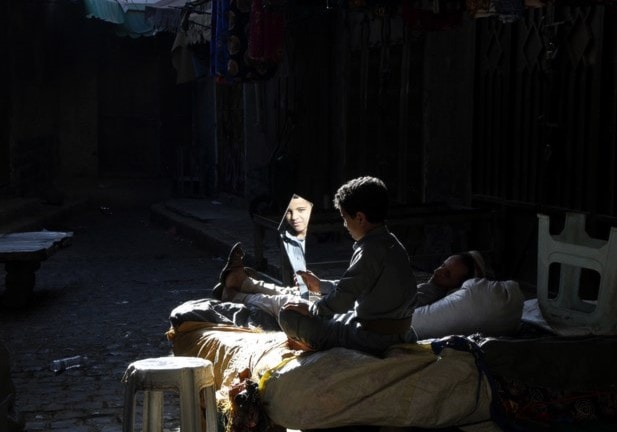 نزح نحو مليوني يمني من ديارهم ويحتاج أكثر من عشرين مليون شخص إلى المساعدة للبقاء أحياء نزح نحو مليوني يمني من ديارهم ويحتاج أكثر من عشرين مليون شخص إلى المساعدة للبقاء أحياء