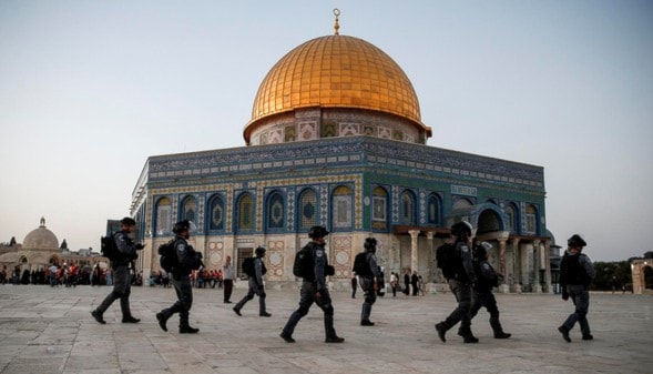 صورة قديمة لقوات الاحتلال الاسرائيلي وهي تجوب باحة مسجد قبة الصخرة صورة قديمة لقوات الاحتلال الاسرائيلي وهي تجوب باحة مسجد قبة الصخرة