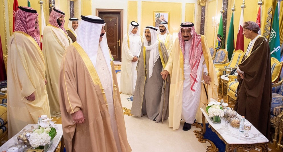 قمّة الرياض الخليجية انتهت بين سندان السعودية ومطرقة قطر قمّة الرياض الخليجية انتهت بين سندان السعودية ومطرقة قطر