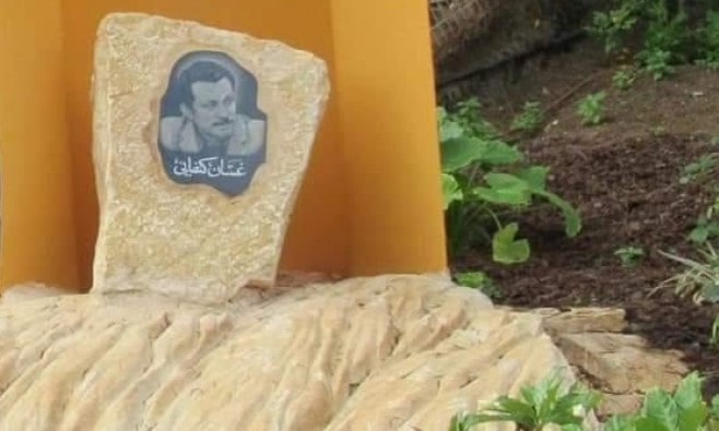 نصب غسان كنفاني في المقبرة الإسلامية في عكا نصب غسان كنفاني في المقبرة الإسلامية في عكا