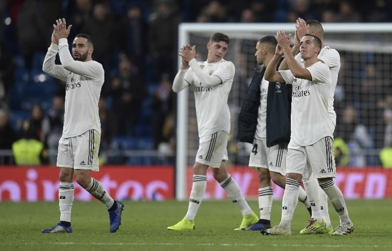 لاعبو ريال مدريد يحتفلون بالفوز (أ ف ب) لاعبو ريال مدريد يحتفلون بالفوز (أ ف ب)