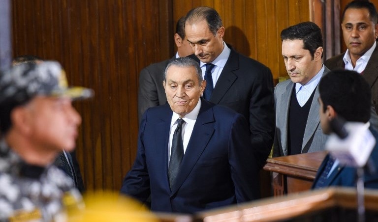 مبارك يدخل قاعة المحكمة في مصر على قدميه لمواجهة مرسي (أ ف ب) مبارك يدخل قاعة المحكمة في مصر على قدميه لمواجهة مرسي (أ ف ب)