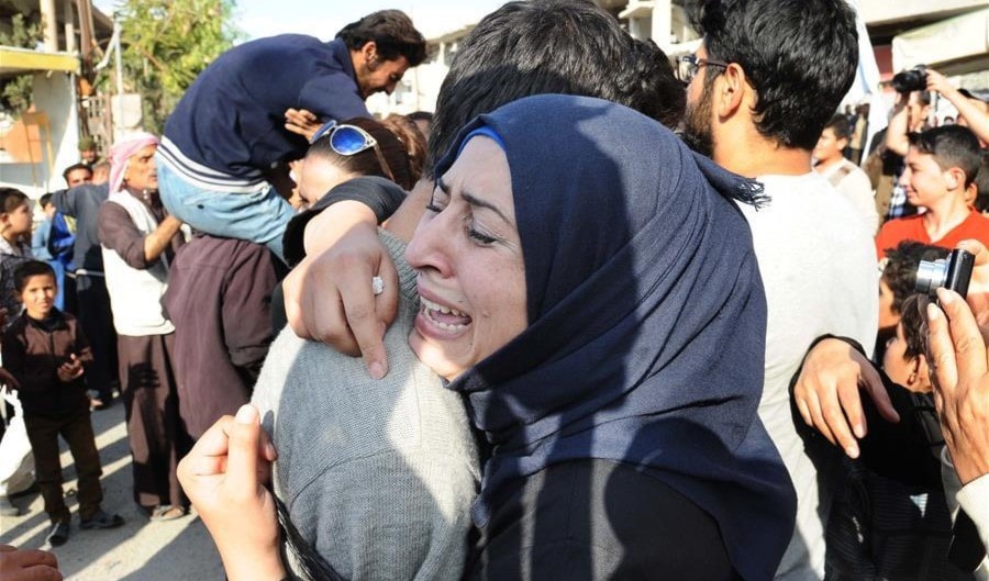 صورة من استقبال أهالي القريتين لمخطوفين كانوا لدى داعش في العام 2017 صورة من استقبال أهالي القريتين لمخطوفين كانوا لدى داعش في العام 2017