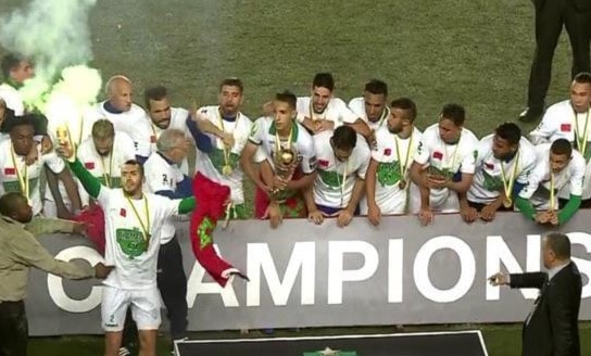 لاعبو الرجاء خلال تتويجهم لاعبو الرجاء خلال تتويجهم