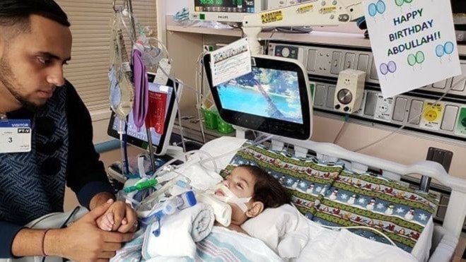 الطفل اليمني منعت والدته من زيارته في كاليفورنيا بسبب حظر السفر الذي فرضه الرئيس ترامب على 7 دول إسلامية الطفل اليمني منعت والدته من زيارته في كاليفورنيا بسبب حظر السفر الذي فرضه الرئيس ترامب على 7 دول إسلامية