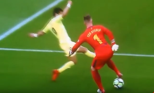 تير شتيغن مراوغاً لاعب خيتافي تير شتيغن مراوغاً لاعب خيتافي